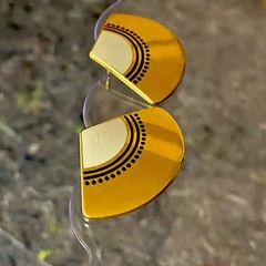 Laurel Burch Vintage 80s “Fuji Fan” Enamel White/Gold Tone Stud Earrings 1”