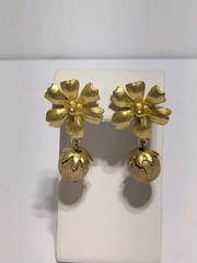 Vintage Gold Tone Flower & Wood Bead Stud Dangle Earrings 2″. BOHO. 70’s.
