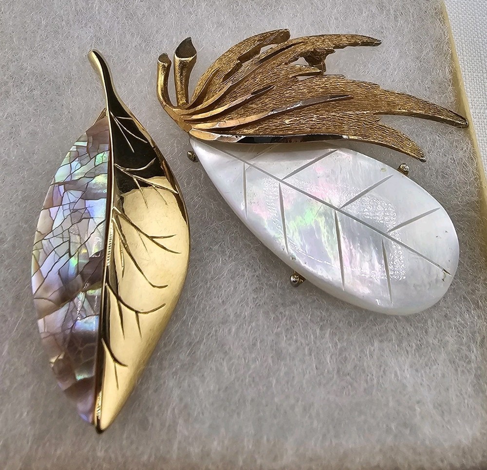 Vintage MOP Shell Leaf Brooch Pair Gold Tone Signed LC Liz Claiborne 0215