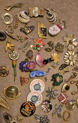 Vintage Brooches Set Mixed Lot Materials Metal Wood Plastic Gold Tone