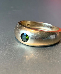 VINTAGE 14K GOLD FLUSH SET GREEN TOURMALINE GYPSY RING VERY HEAVY CHUNKY UNISEX