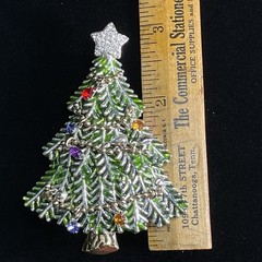 Avon 2008 Brooch 5th Annual Rhinestone Enamel Christmas Tree Pin Dangle Stones