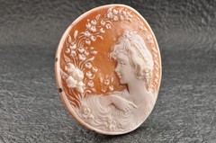 Vintage round shape shell cameo, “Woman’s profile” (92.5ct), sign by artist box.