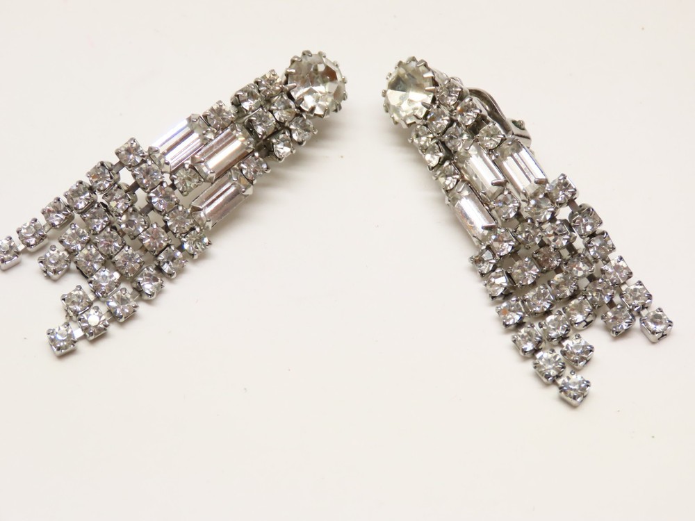 Vintage Signed Weiss Rhinestone Crystal Earrings Dangle Clip On Prong D5374