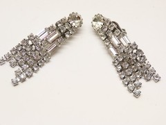 Vintage Signed Weiss Rhinestone Crystal Earrings Dangle Clip On Prong D5374