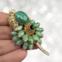 Vintage JULIANA BOOK PIECE 1965 Jade RHINESTONE Gold Filigree BROOCH Pin D&E