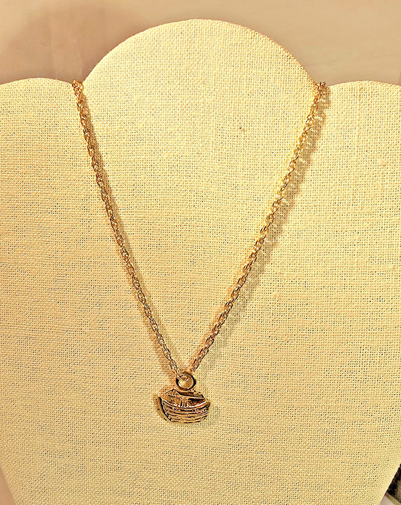 Bright gold tone Noah’s Ark pendant and 24 inch gold tone chain necklace