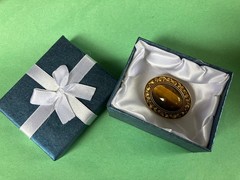 “EI” Oval Cabochon TIGER’S EYE Brooch 1.5″ Pin – Ornate Gold Tone Frame