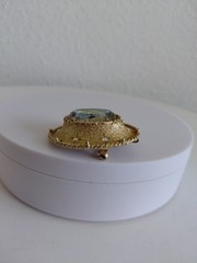1968 Judy Lee Faceted Heliotrope Glass Reverse Cameo Broch Enhancer A .Borealis