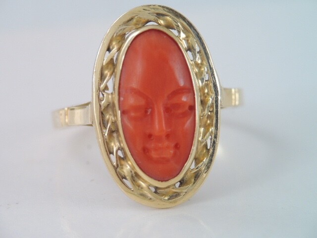 RARE VINTAGE 750 18K GOLD CARVED CORAL FACE RING sz 7 1/2