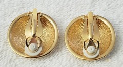 Vintage 1980’s 1990’s Heavy Cream Enamel Goldtone Gold Tone Clip On Earrings NEW