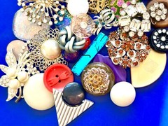 30PC VTG FLOWER PIN craft LOT,Mixed Media FLORAL ART,repurpose,HOLIDAY CRAFTS