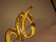 TONA SIGNED VINTAGE GOLDTONE METAL SMOOTH AND STRIATED SWIRL LOOPED BROOCH 3″ L