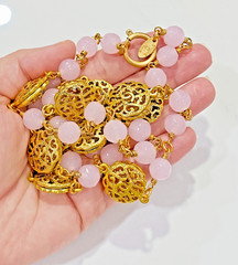 VINTAGE 1980 CHANEL ROSE PINK GRIPOIX POURED GLASS GOLD MEDALLION 35″ NECKLACE