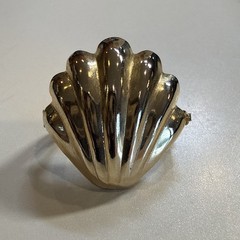 VTG 1970s SCALLOPED SEASHELL GOLD TONE HINGED W/ SAFETY CATCH DRESS/SCARF CLIP