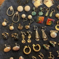HUGE Lot Vintage Clip On Screw back Earrings Gold Tone Silver Tone 47 Pairs