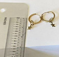 Earrings Vintage Gold Tone Wire Hoops with star charms 5/8″