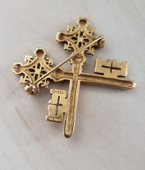 Signed MMA 1982 Vintage Matte Gold Tone Skeleton Key Brooch Pin St. Peter’s Keys