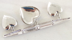 3.25″ NOS OOC VTG JEWELS by PARK LANE BAR w/ HEART DANGLE CHARMS BROOCH/ PIN