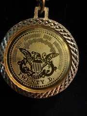 Vintage Bicentennial Replica 1776 Coin Pendant Gold Tone Necklace 13 Inch.