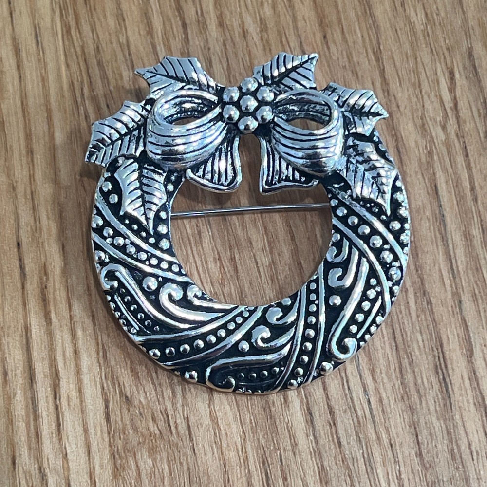 Vintage Silver Tone Circle Wreath Brooch Bow Pin 1.50” free shipping