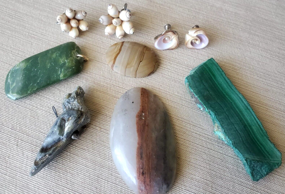 VTG Lot 5 Gem Stones Polished Cabochons Pendants 700 CT + 2 Sets Shell Earrings