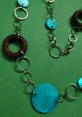 Turquoise Colored SHELL & Wooden Beaded Necklace In Silver Tone