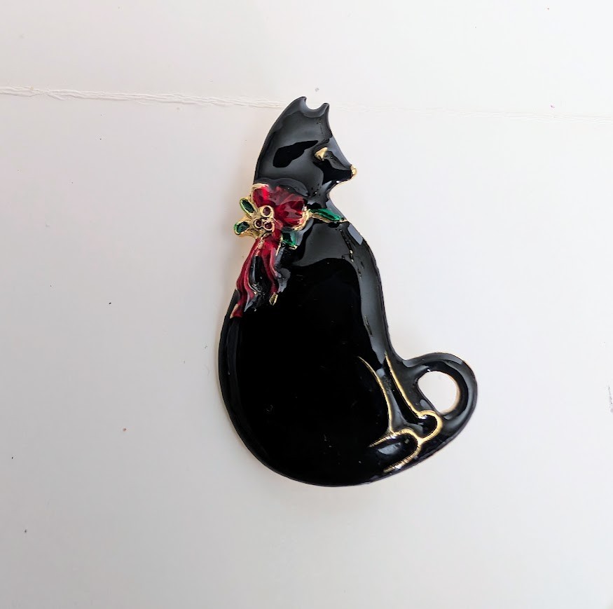 VINTAGE VERO BLACK CAT with RED BOW ENAMEL PIN BROOCH
