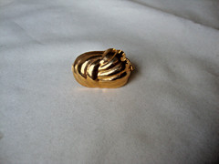 VTG RETRO MOD SCALLOPED SHELL GOLD TONE HINGED W/SAFETY CATCH DRESS/SCARF CLIP