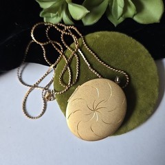 Vintage Gold Tone Etched Locket Pendant Chain Necklace 24″L
