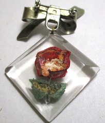 VINTAGE INTAGLIO REVERSE CARVED LUCITE RED ROSE BROOCH PIN W/ SILVERTONE BOW