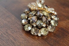 VINTAGE SIGNED EISENBERG ICE SMOKEY GRAY RHINESTONE BROOCH WITH BOW
