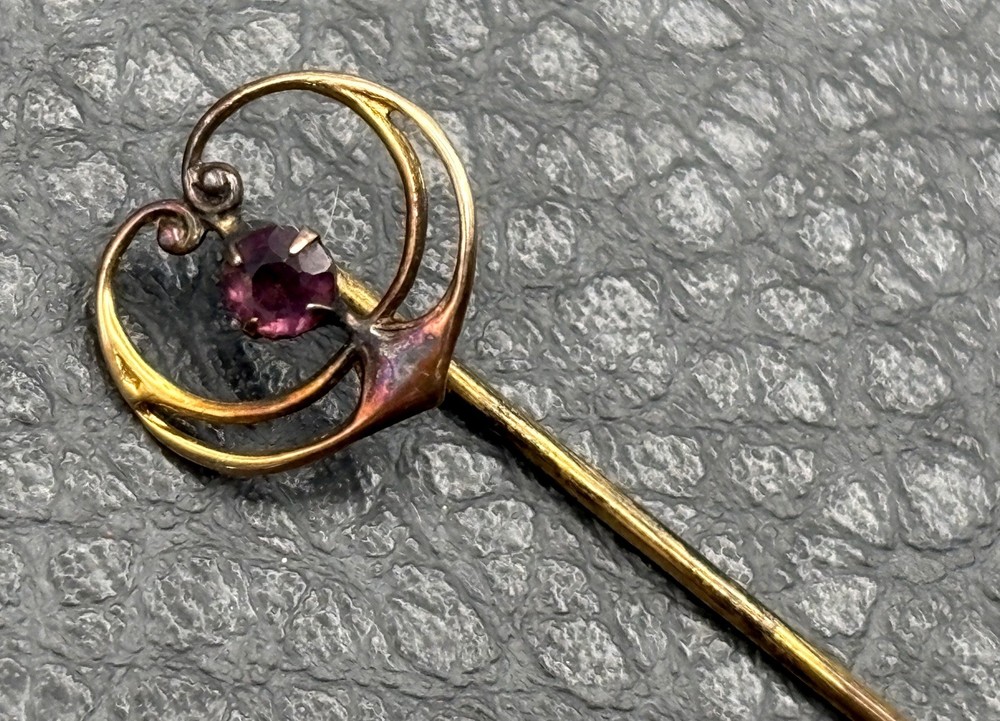 Antique 10K Gold Top Art Nouveau Purple Glass Stone Hat Pin Stick Pin Brooch