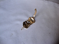 VTG 1970s RIBBON BOW GOLD TONE HINGED W/SAFETY CATCH DRESS/SCARF CLIP