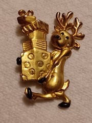 Vintage Gold-tone Reindeer Carrying Packages Brooch From 50-60’s