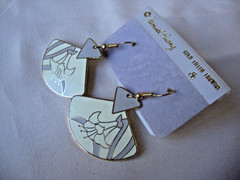 VINTAGE SAMUEL HUANG DESIGNER CLOISONNE ART NOUVEAU IRIS GRAY CREAM EARRINGS