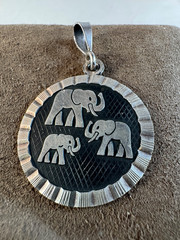 Vintage 950 Silver and black 3 Elephant Round Pendant Marked TV-102