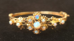 Exceptional Victorian 14 KT solid yellow gold and opal hinged bangle bracelet