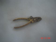 UNIQUE VERY OLD MINIATURE DIECAST WORKING PLIERS / GRIPS CHARM 1 1/8″ Hallmarked