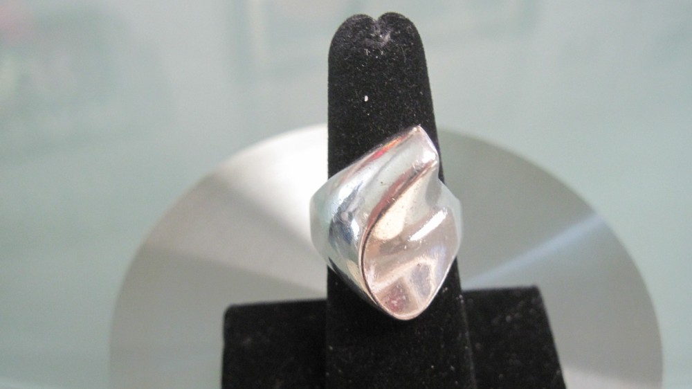 VINTAGE MODERN ART SCUPTURE STERLING RING SIZE 6 3/4″ 9.4 GRAMS