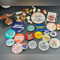 Large Lot Pre-owned Vintage Button Pins, Pinbacks, Lapel Pins, Brooch