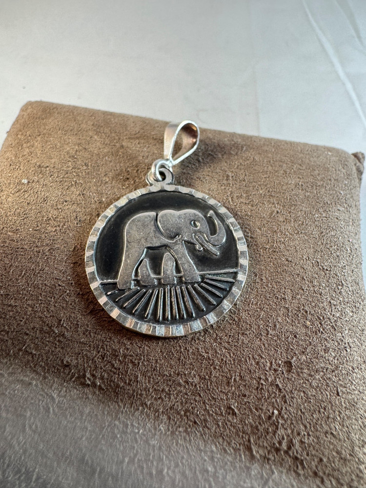 Vintage 950 Silver and black Elephant Round Pendant Marked TV-102