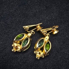 Green Rhinestone Daisy Flower Clip On Earrings Vintage Costume Jewelry UV