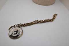 Golt tone link bracelet, 7.5 in. w/ Kentucky charm, horse & horseshoe 1959 FE56