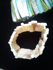 Lot of 2 Vintage Mother-of-Pearl Abalone Shell Stretch Bracelets 1-3/4″ Wide