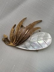 Vintage MOP Shell Leaf Brooch Pair Gold Tone Signed LC Liz Claiborne 0215