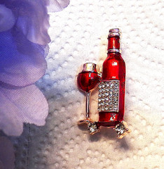 CLASSIC PIN BROOCH HOLIDAY PARTY CHAMPAGNE FLUTE WINE RHINESTONES GOLD TONE SH26