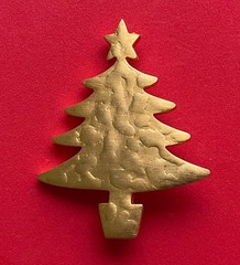 VINTAGE VERO CHRISTMAS TREE PIN BROOCH GOLD TEXTURED SIGNED MCM HTF 70s 31