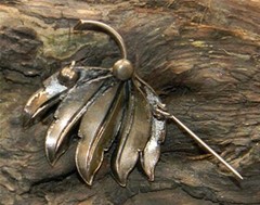 VERY OLD VINTAGE ESTATE ANTIQUE GOLD TONE LEAF BROOCH PIN