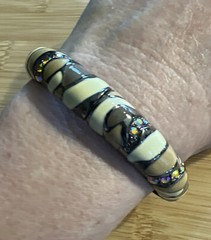 Vtg Joan Rivers Creamy Beige Enamel Rhinestones Gun Metal Tone Stretch Bracelet